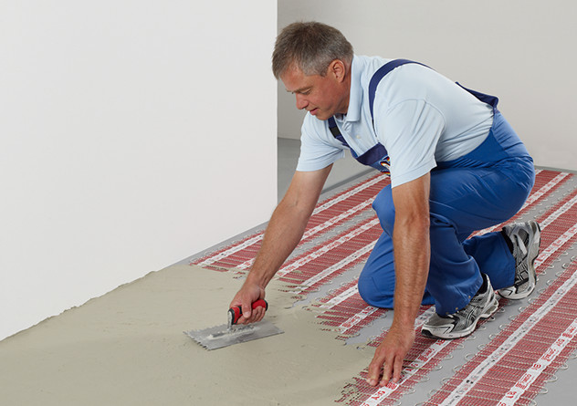 Elektrische Fussbodenheizung verlegen, unter Fliesen: Schritt 4 - Kleber vollflächig abziehen