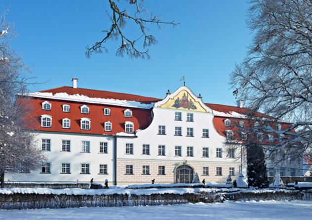 Schloss Lautrach mit Rohrbegleit-, Schrägdach- und Dachrinnenheizung von AEG Haustechnik